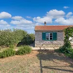 2 Bedroom Lovely In Kornati Дом отдыха Koromacna