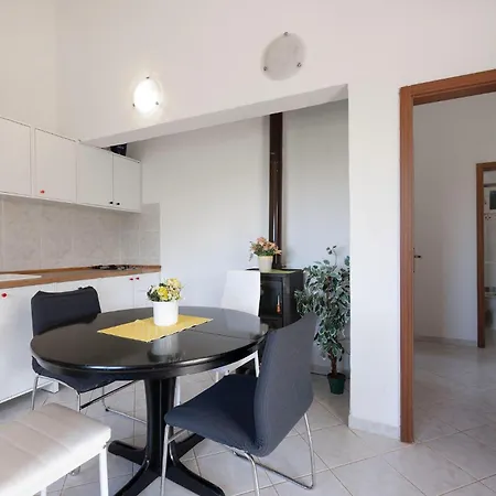 펜션 2 Bedroom Lovely In Kornati Koromašna