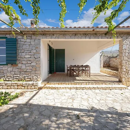 2 Bedroom Lovely In Kornati Hébergement de vacances